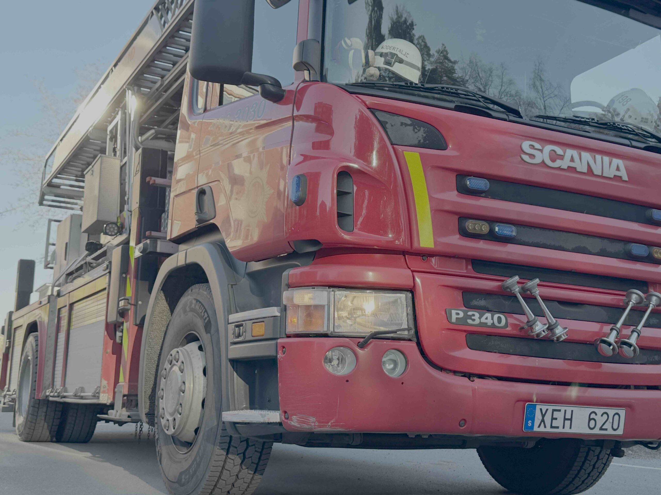 På måndagen inkom ett SOS Alarm avseende en brand i en byggnad i ett flerfamiljshus.